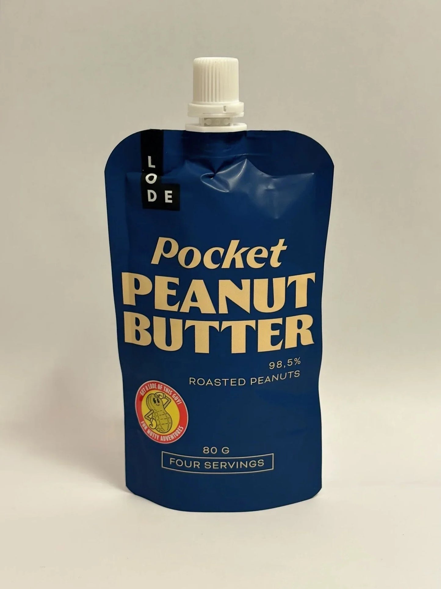 Blå påse Pocket Peanut Butter, jordnötssmör 80 g, stående på vit bakgrund.