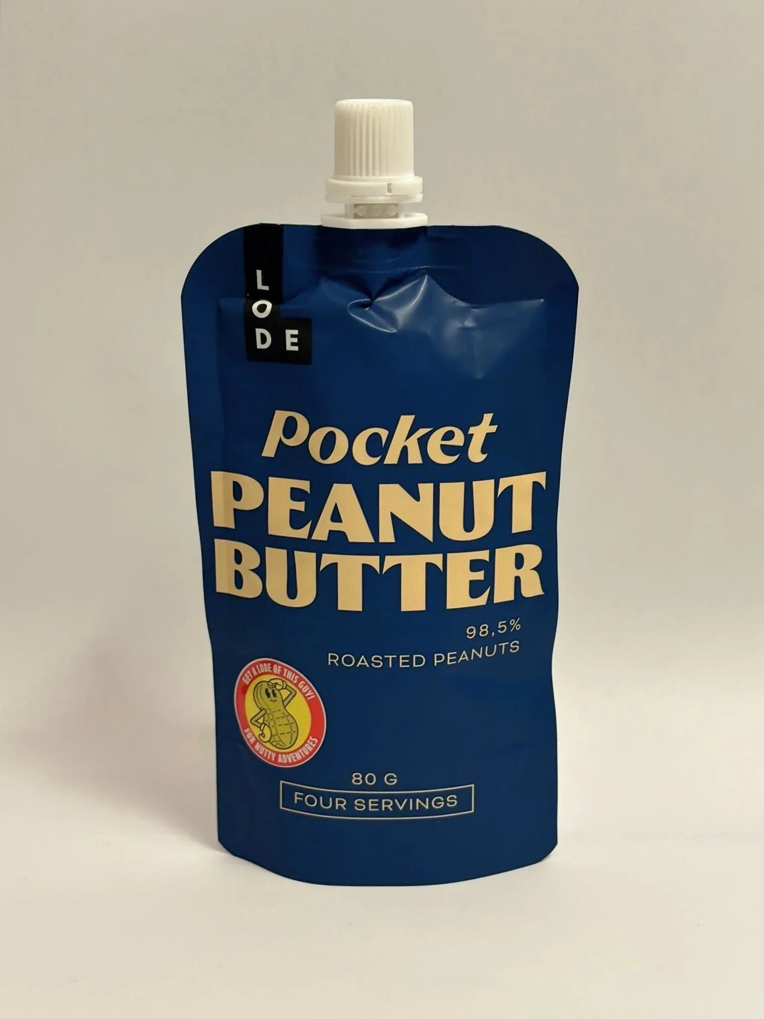 Blå påse Pocket Peanut Butter, jordnötssmör 80 g, stående på vit bakgrund.
